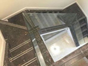 鋼化玻璃在武漢建材市場的多樣化應用 從辦公室隔斷到陽光房背景墻